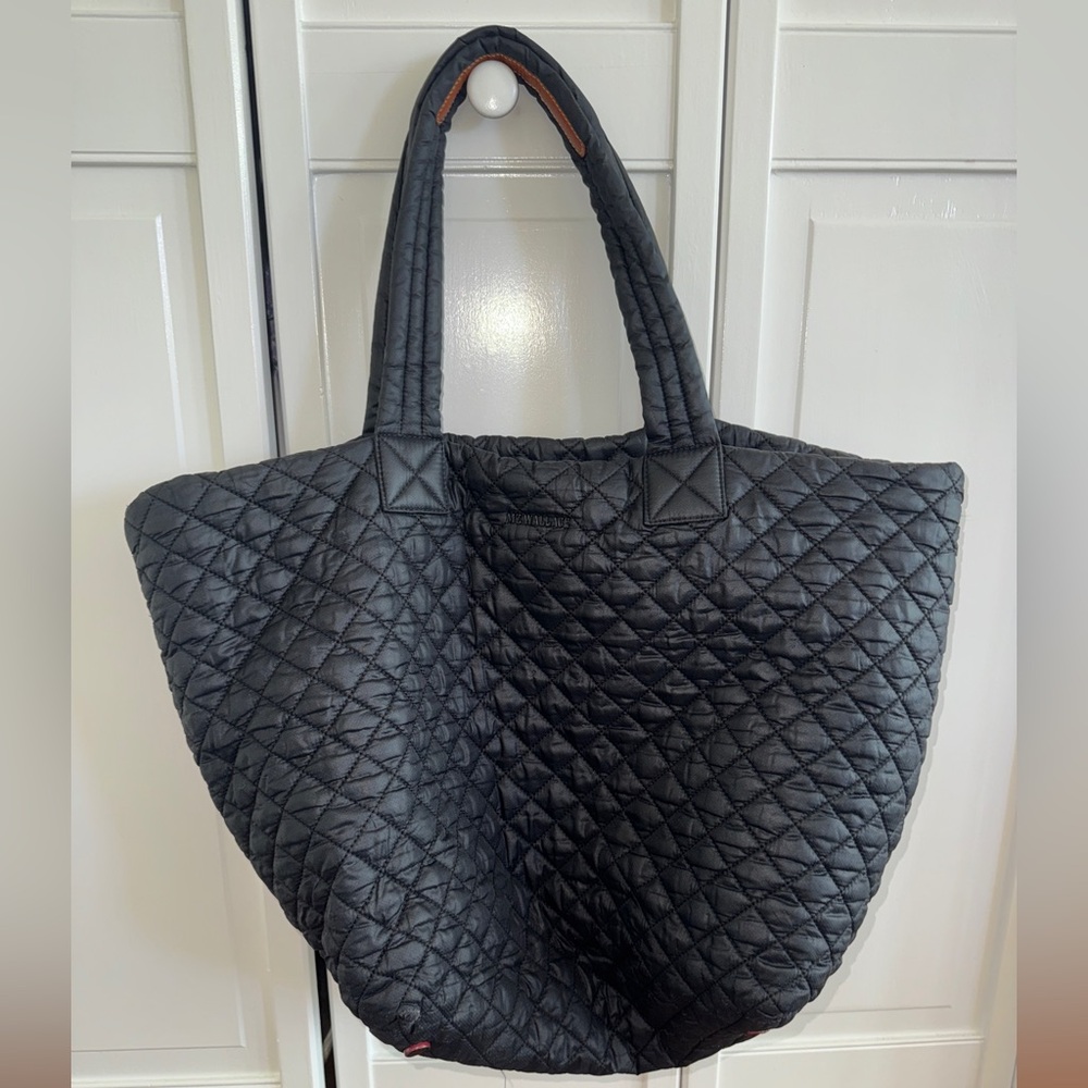 MZ Wallace large metro tote in Black. Only used a few times. In great condition